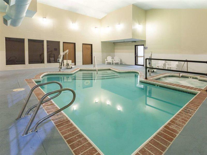 Отель Super 8 By Wyndham Tulsa/Downtown/East Экстерьер фото