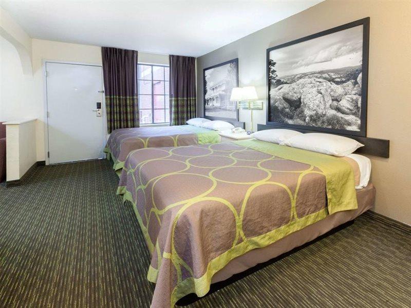 Отель Super 8 By Wyndham Tulsa/Downtown/East Экстерьер фото
