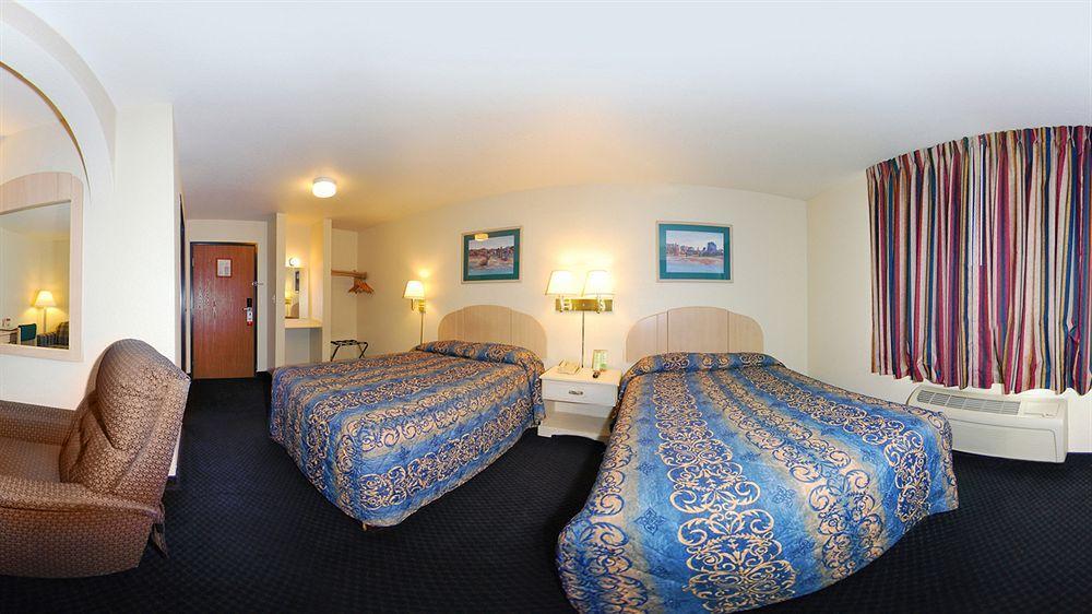 Отель Super 8 By Wyndham Tulsa/Downtown/East Экстерьер фото
